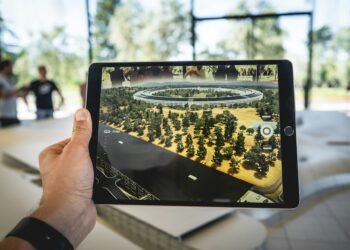 How AR Enhances Ecommerce? 4 Ways AR improves the ecommerce experience.