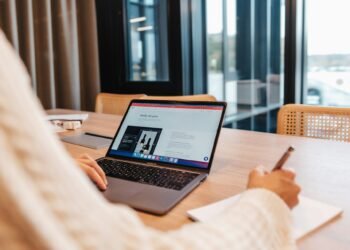 7 Real-World Examples of AI Applications in E-commerce