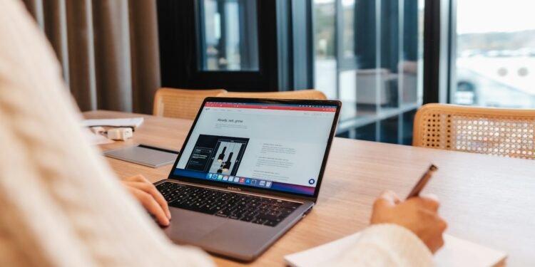 7 Real-World Examples of AI Applications in E-commerce